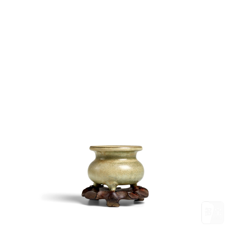 宋 或臨汝窯 河南青瓷琴爐 | A SMALL HENAN CELADON TRIPOD CENSER - 图5